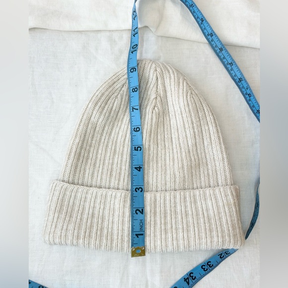 Aritzia Main Character Snowflake Beanie - Picture 4 of 9